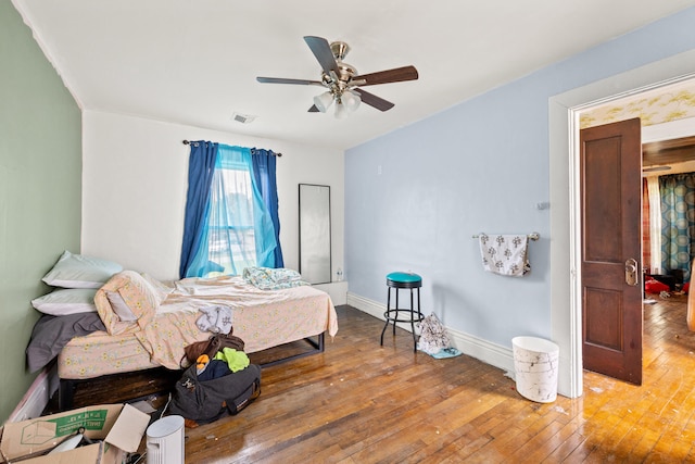 bedroom with hardwood / wood-style flooring, baseboards, and ceiling fan