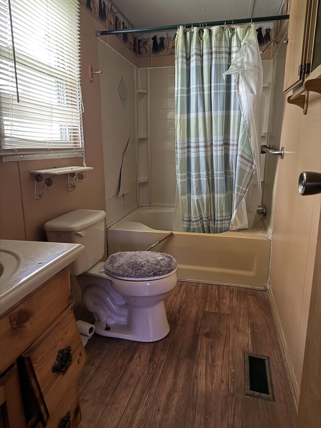 515 Pierce Ln, Frankfort, KY 40601 - bathroom featuring shower / tub combo with curtain, toilet, and wood finished floors