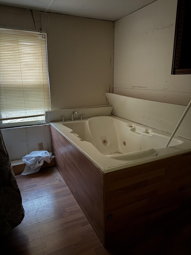 515 Pierce Ln, Frankfort, KY 40601 - bathroom featuring wood finished floors and a tub with jets