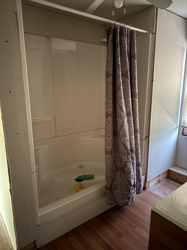 515 Pierce Ln, Frankfort, KY 40601 - full bathroom featuring wood finished floors