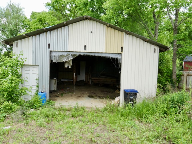 515 Pierce Ln, Frankfort, KY 40601 - detached garage with fence