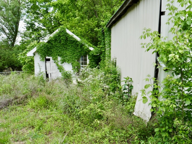 515 Pierce Ln, Frankfort, KY 40601 - view of side of property featuring fence and an outdoor structure