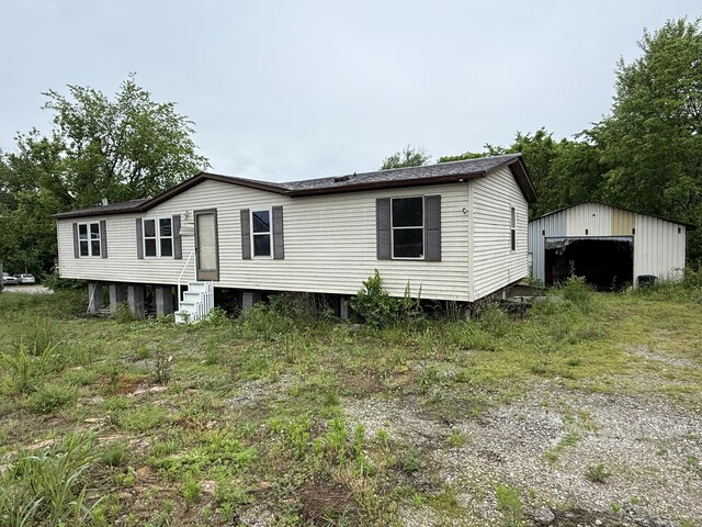 515 Pierce Ln, Frankfort, KY 40601 - view of front facade with entry steps, a garage, and an outdoor structure