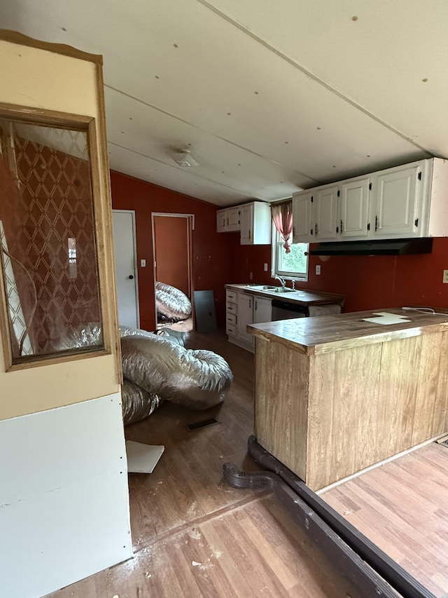 515 Pierce Ln, Frankfort, KY 40601 - kitchen featuring wood finished floors, white cabinets, lofted ceiling, a peninsula, and under cabinet range hood
