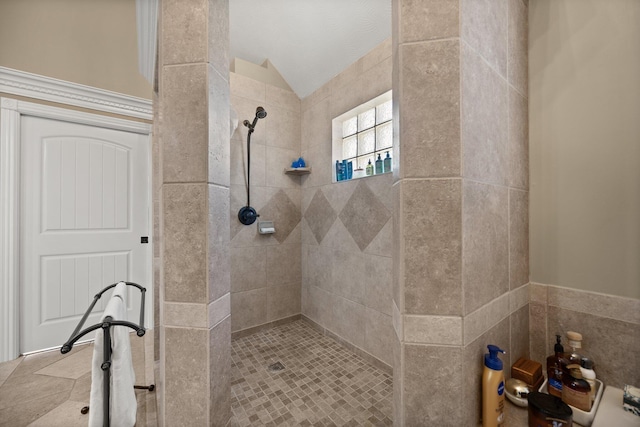 43 Enclave Dr, Somerset, KY 42503 - bathroom featuring tiled shower and vaulted ceiling
