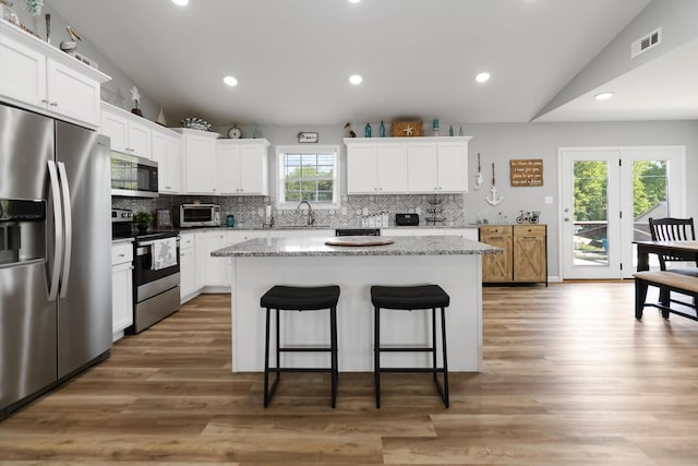 350 Misty Dr, Somerset, KY 42503 - kitchen featuring appliances with stainless steel finishes, a sink, a kitchen island, a breakfast bar area, and backsplash