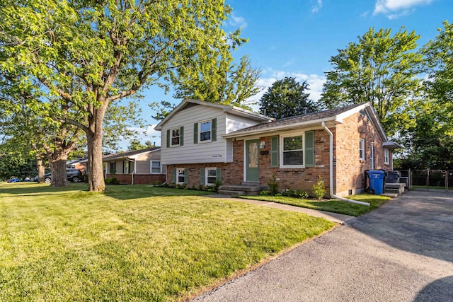 1708 Biloxi Ct, Lexington, KY 40505 - tri-level home with brick siding and driveway