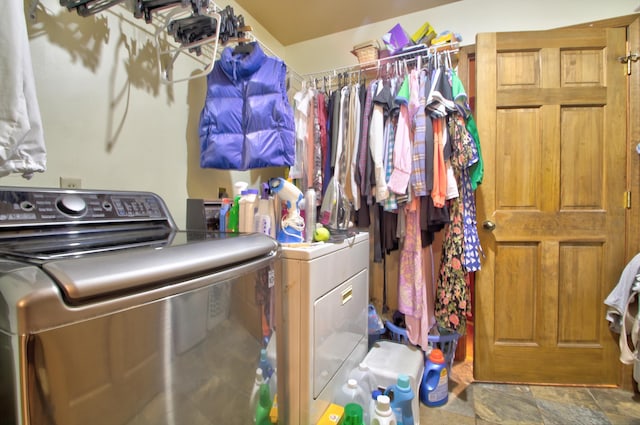 73 Redwood Ln, East Bernstadt, KY 40729 - clothes washing area featuring washer and clothes dryer