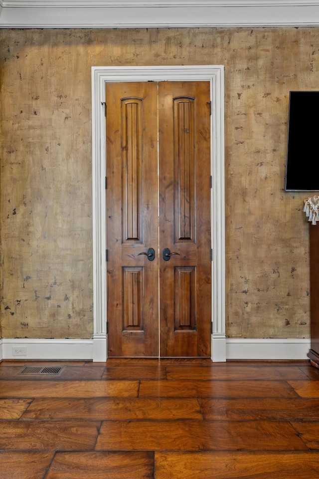 entryway featuring wood finished floors and baseboards