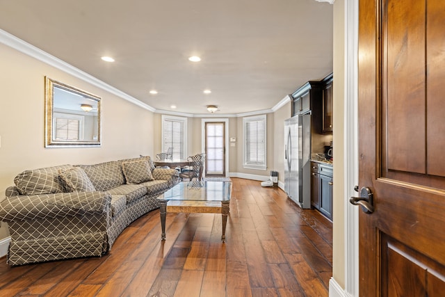 living room with crown molding, dark wood-style floors, baseboards, and recessed lighting
