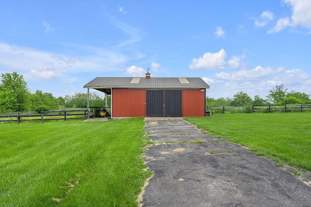view of pole building with driveway