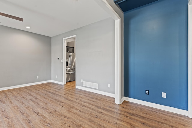 empty room featuring wood finished floors, baseboards, recessed lighting, and a ceiling fan