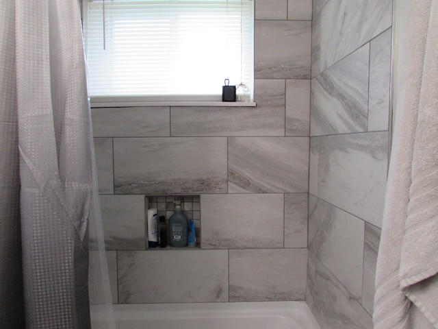 324 Spruce Dr, Frankfort, KY 40601 - bathroom featuring curtained shower