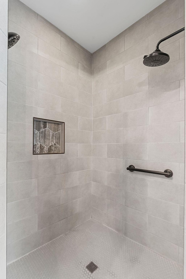 bathroom featuring tiled shower