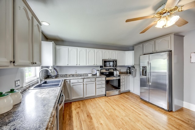 44 Gwinn Island Cir, Danville, KY 40422 - kitchen featuring stainless steel appliances, a sink, light wood-style flooring, a ceiling fan, and baseboards