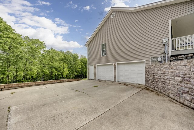 44 Gwinn Island Cir, Danville, KY 40422 - view of side of home featuring concrete driveway and a garage