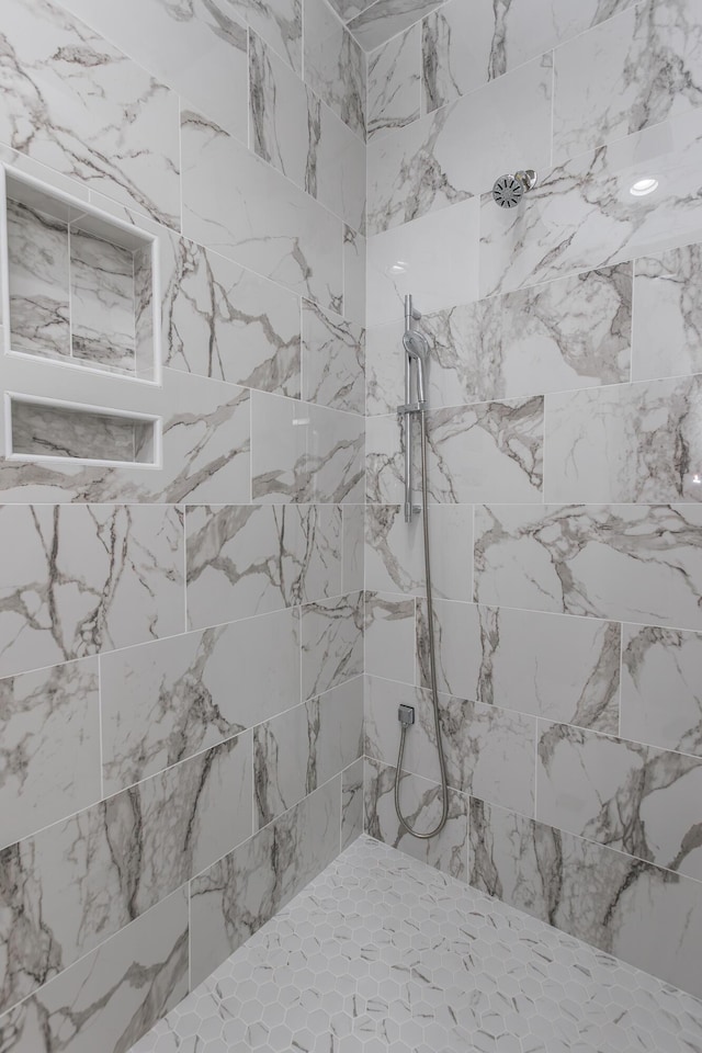 2269 Savannah Ln, Lexington, KY 40513 - bathroom featuring a tile shower