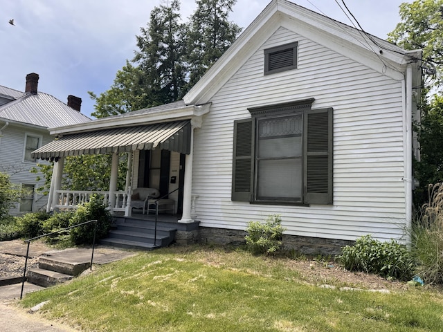 8 N Sycamore St, Mt Sterling, KY 40353 - view of front of property featuring a front yard, a porch, and a chimney