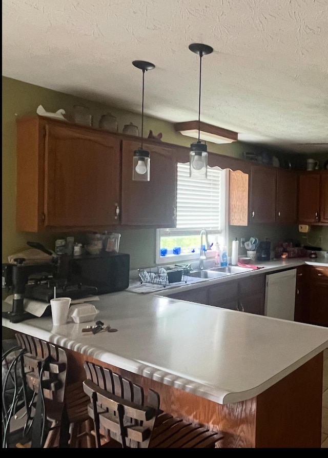 269 Old Somerset Rd, Mount Vernon, KY 40456 - kitchen with dishwasher, a sink, a breakfast bar area, a peninsula, and light countertops