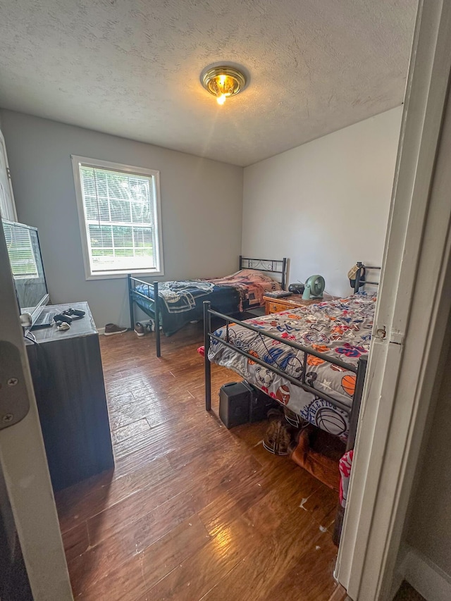 550 S Lucas St, Junction City, KY 40440 - bedroom featuring wood-type flooring and a textured ceiling