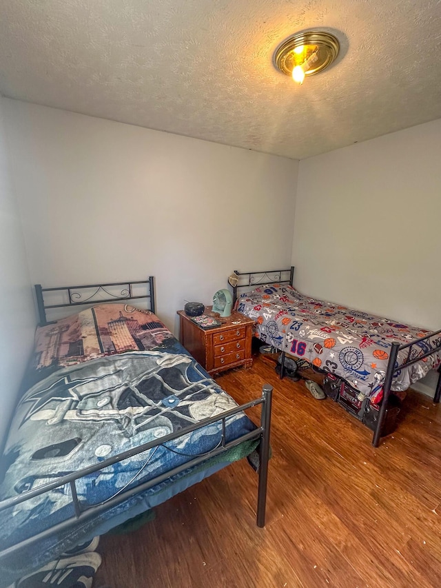 550 S Lucas St, Junction City, KY 40440 - bedroom with wood finished floors and a textured ceiling