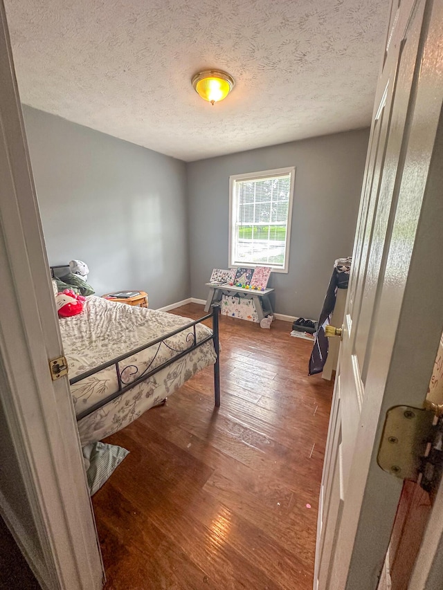 550 S Lucas St, Junction City, KY 40440 - bedroom featuring wood finished floors and a textured ceiling
