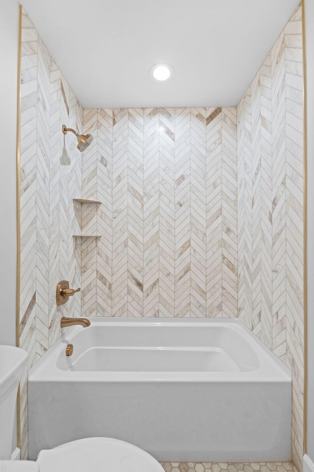 810 Cooper Dr, Lexington, KY 40502 - bathroom featuring toilet, bathing tub / shower combination, and recessed lighting