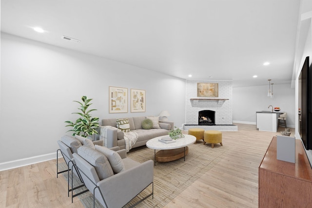 810 Cooper Dr, Lexington, KY 40502 - living room featuring baseboards, light wood-type flooring, a fireplace, and recessed lighting
