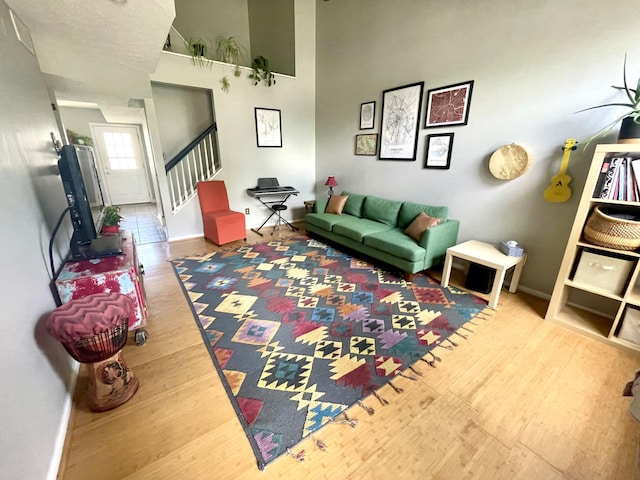 812 Statesman Way, Lexington, KY 40505 - living area with baseboards, wood finished floors, stairs, and a high ceiling