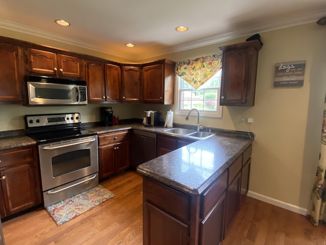 319 Huckleberry Ln, London, KY 40744 - kitchen with stainless steel appliances, a sink, dark countertops, light wood-type flooring, and crown molding