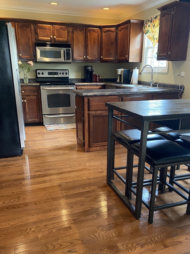 319 Huckleberry Ln, London, KY 40744 - kitchen with stainless steel appliances, crown molding, wood finished floors, a sink, and recessed lighting