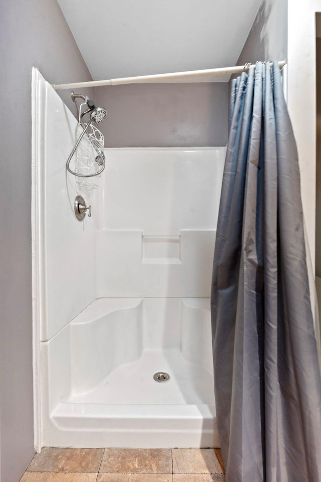 10708 Battlefield Memorial Hwy, Berea, KY 40403 - full bathroom featuring a stall shower