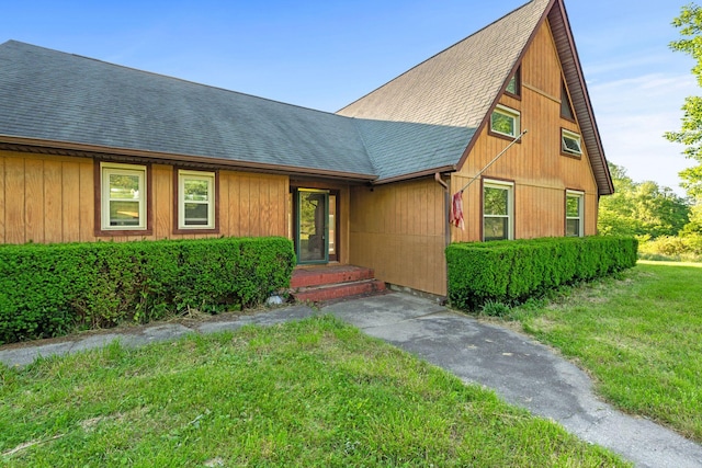 10708 Battlefield Memorial Hwy, Berea, KY 40403 - view of front of home featuring a front lawn and a shingled roof