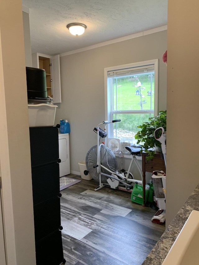 1306 Johnson Rd, Harrodsburg, KY 40330 - interior space featuring wood finished floors, a textured ceiling, and washer / clothes dryer