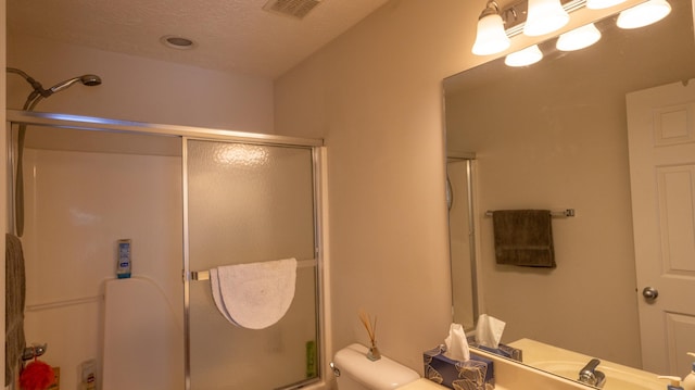 3659 Leisure Creek Ct, Lexington, KY 40517 - full bath featuring a shower with door, toilet, a textured ceiling, and a sink