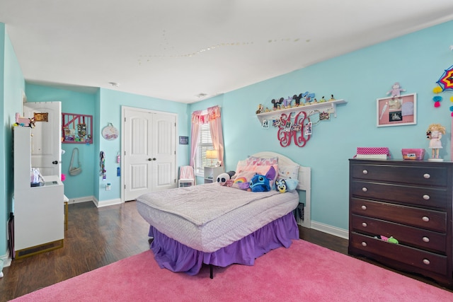 929 Lauderdale Dr, Lexington, KY 40515 - bedroom featuring a closet, dark wood-style flooring, and baseboards