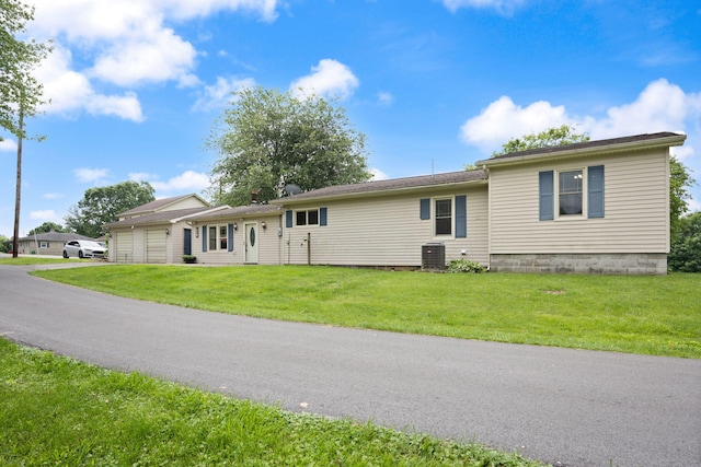 99 Wilson Ln, London, KY 40741 - ranch-style home with central air condition unit, a garage, a front lawn, and driveway
