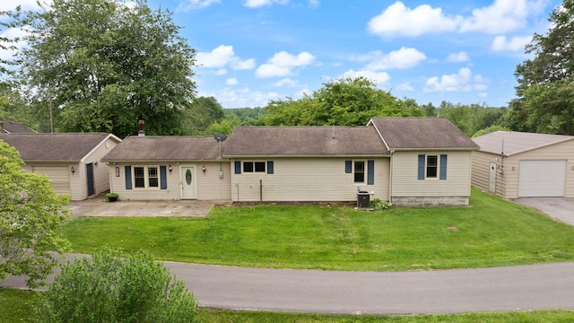 99 Wilson Ln, London, KY 40741 - ranch-style home featuring cooling unit, a front yard, a patio, and a garage