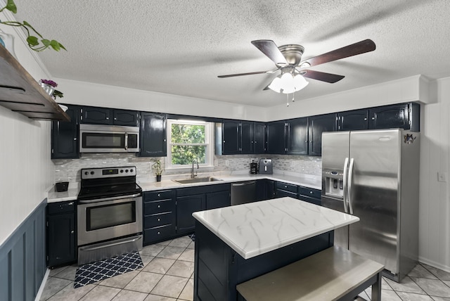 126 Frankie Dr, Richmond, KY 40475 - kitchen with stainless steel appliances, a sink, backsplash, ceiling fan, and a textured ceiling