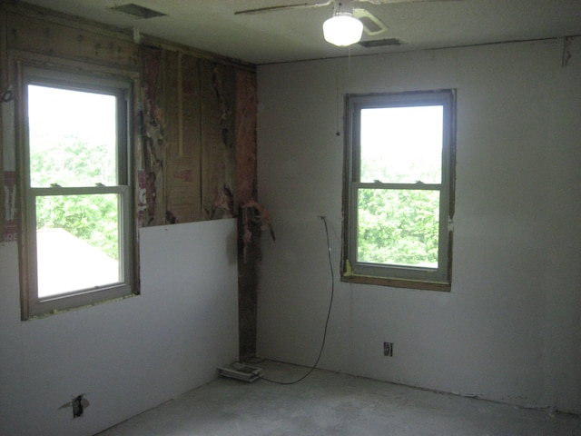 2960 Old Bloomfield Rd, Bloomfield, KY 40008 - empty room with plenty of natural light, a ceiling fan, and concrete floors