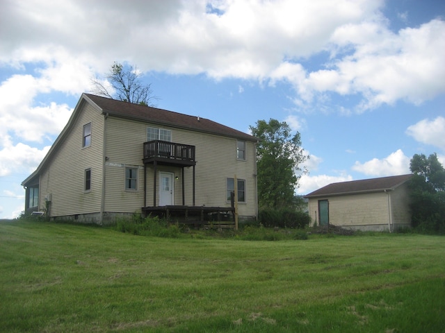 2960 Old Bloomfield Rd, Bloomfield, KY 40008 - rear view of house with a balcony and a lawn