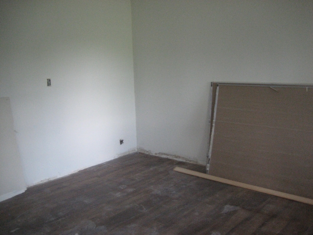 2960 Old Bloomfield Rd, Bloomfield, KY 40008 - unfurnished room featuring wood finished floors