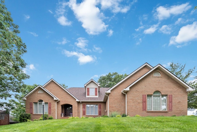 512 Water Cliff Dr, Somerset, KY 42503 - traditional-style home with brick siding and a front yard