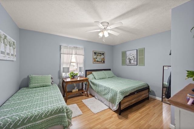 117 Autumn Dr, Russell Springs, KY 42642 - bedroom with wood finished floors, a textured ceiling, a ceiling fan, and baseboards
