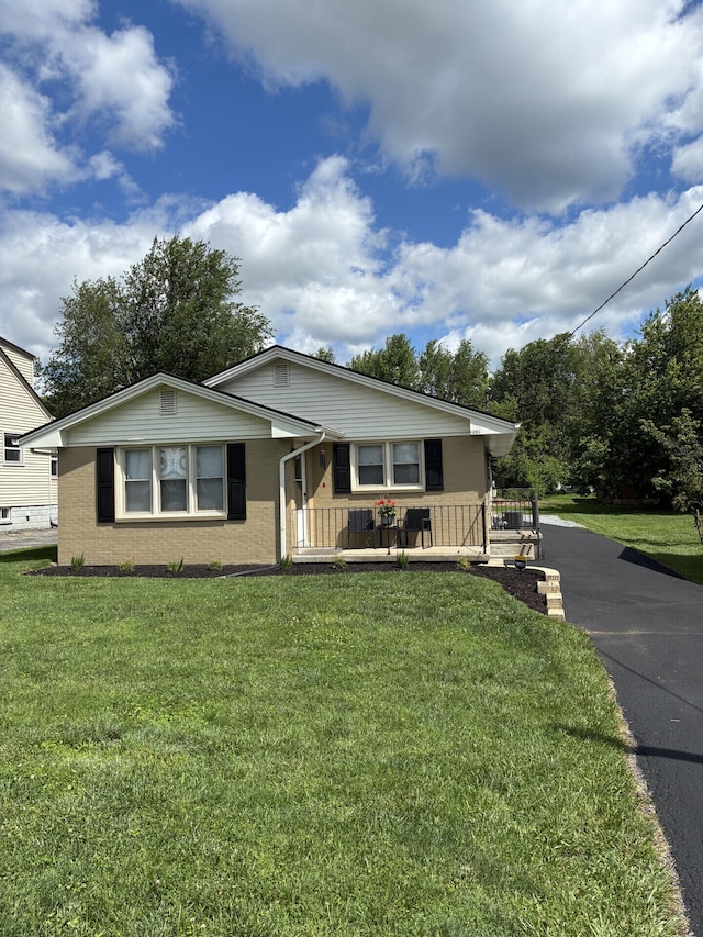 212 Baughman Ave, Danville, KY 40422 - view of front facade featuring covered porch, a front lawn, and driveway