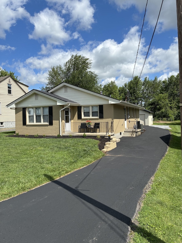 212 Baughman Ave, Danville, KY 40422 - view of front of home featuring a porch and a front lawn