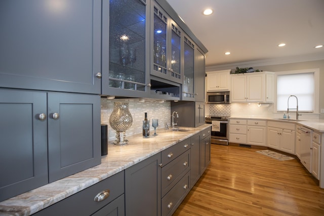 360 Persimmon Way, Harrodsburg, KY 40330 - kitchen with appliances with stainless steel finishes, a sink, crown molding, tasteful backsplash, and white cabinets