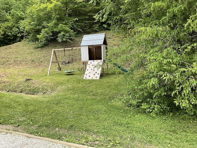 33 Banta Rd, Olive Hill, KY 41164 - view of green lawn featuring a playground