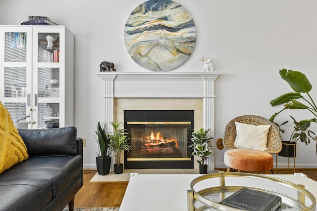 481 Alderbrook Way, Lexington, KY 40515 - living room with wood finished floors, a fireplace with flush hearth, and baseboards