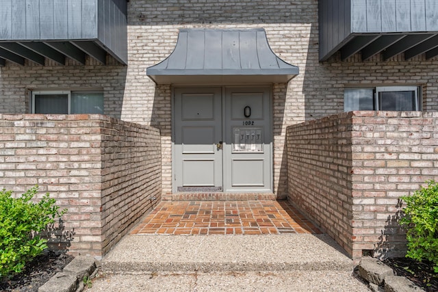 1092 Armstrong Mill Rd Unit A, Lexington, KY 40517 - property entrance featuring brick siding and a standing seam roof